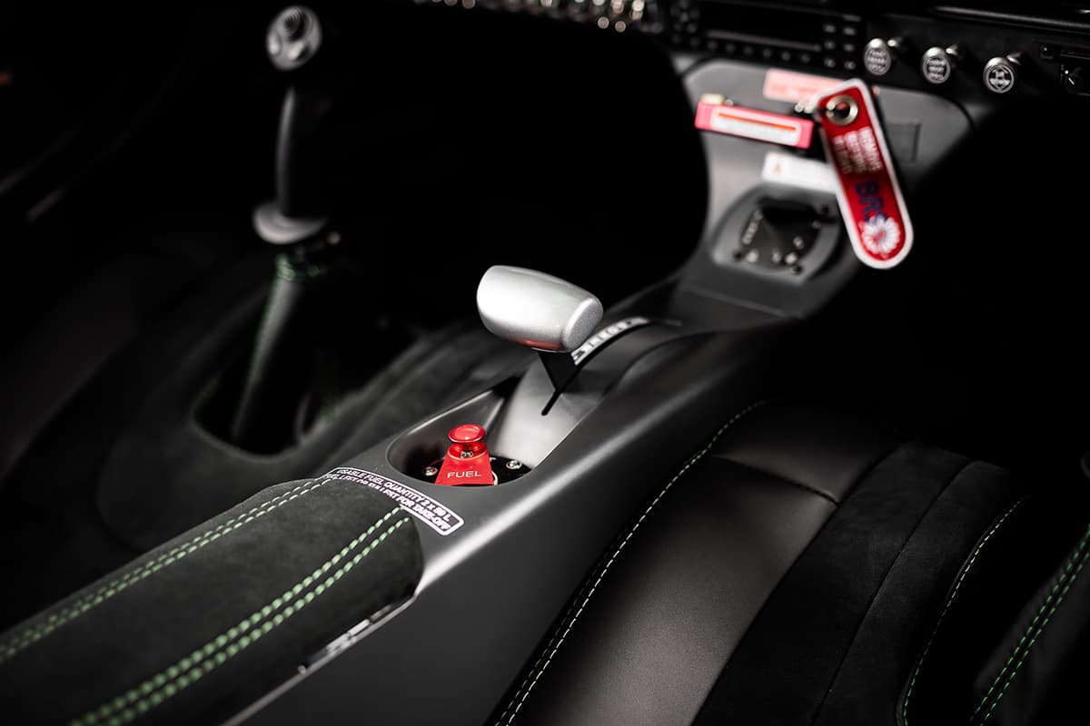 Bristell B8M cabin interior: wide cockpit, leather seats and centre console