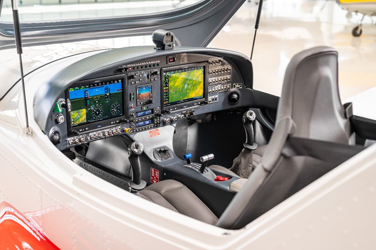 Bristell Classic glass cockpit with Garmin displays